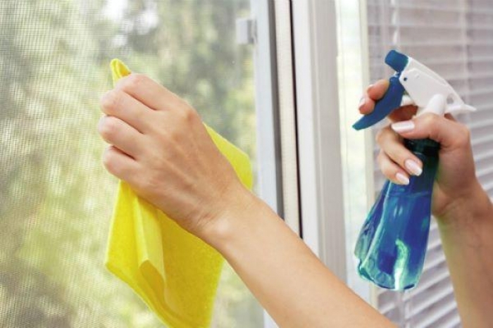 Thi công dán decal  kính 13