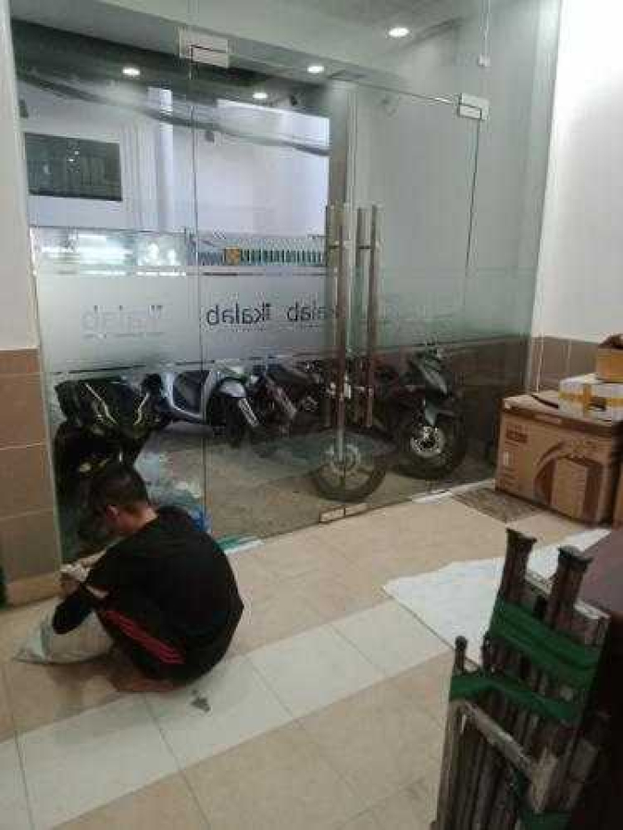 Dán decal kính mờ văn phòng Quận 4 5