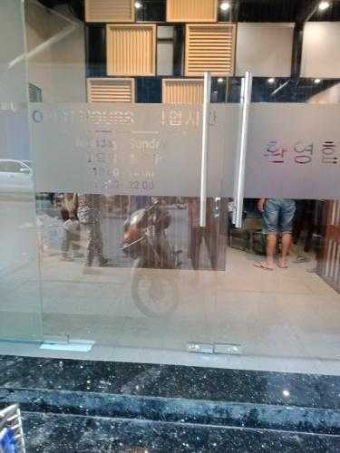 Dán decal kính mờ văn phòng Quận 7 12