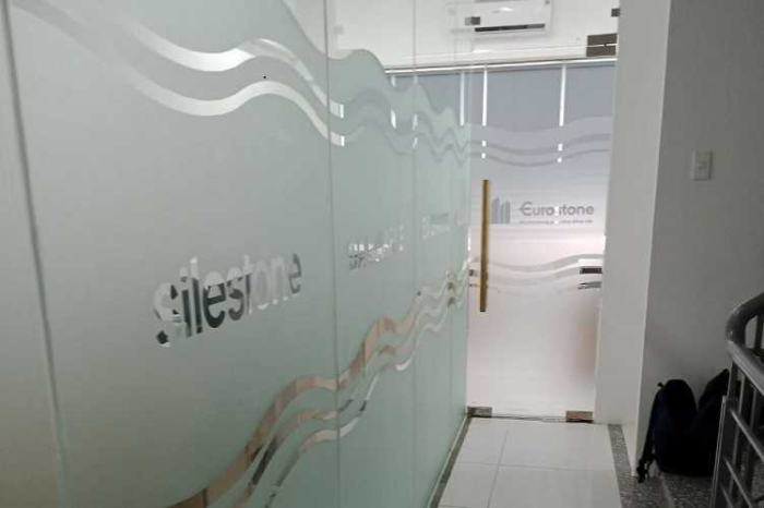 Dán decal kính mờ văn phòng Quận 9 3