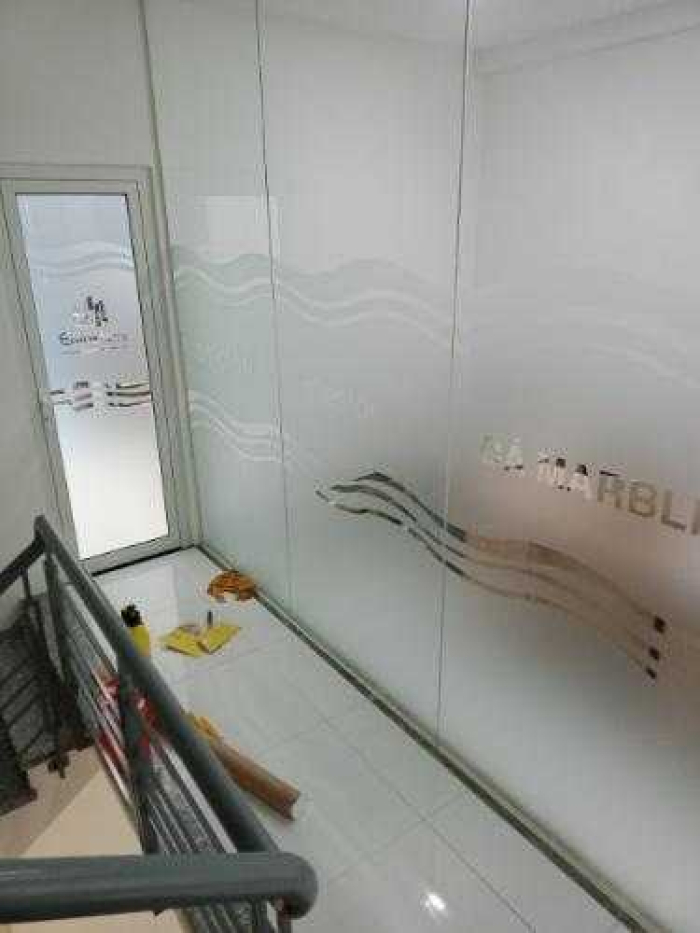 Dán decal kính mờ văn phòng Quận 9 4