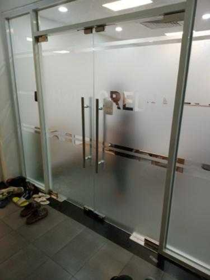 Dán decal kính mờ văn phòng Quận 9 11