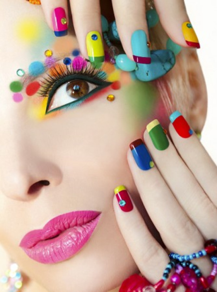 Decal dán kính tiệm nail 6