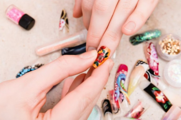 Decal dán kính tiệm nail 10