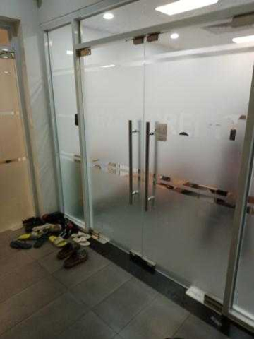 Địa chỉ dán decal kính mờ văn phòng Quận 1 uy tín 3