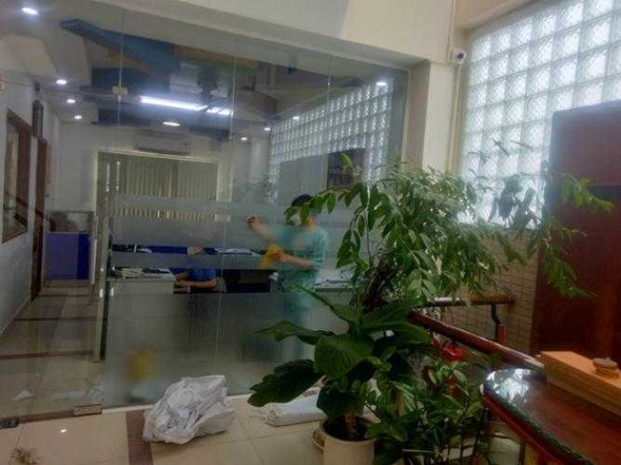 Địa chỉ dán decal kính mờ văn phòng Quận 1 uy tín 10