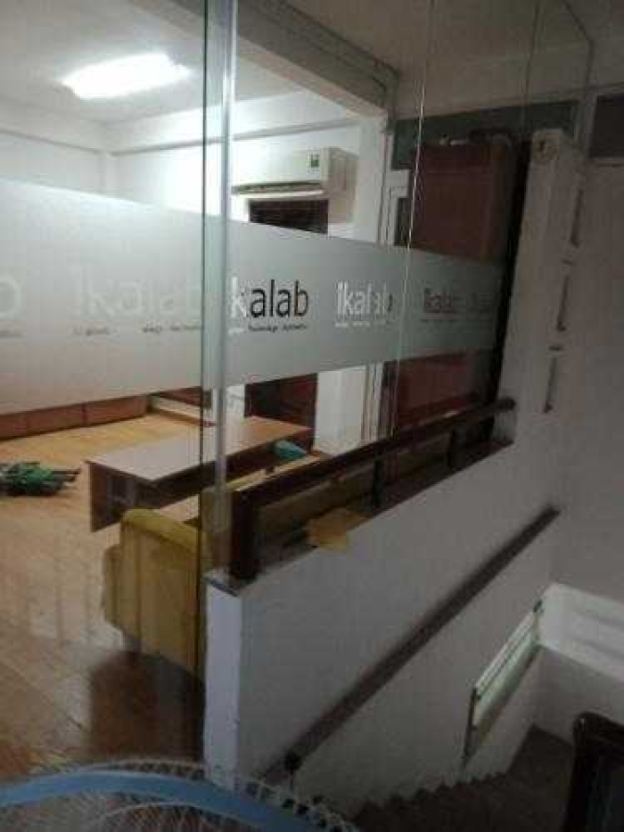 Dán decal kính mờ văn phòng Quận 5 6