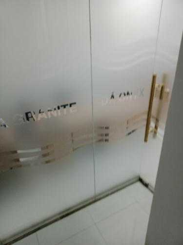 Dán decal kính mờ văn phòng Quận Tân Bình 4