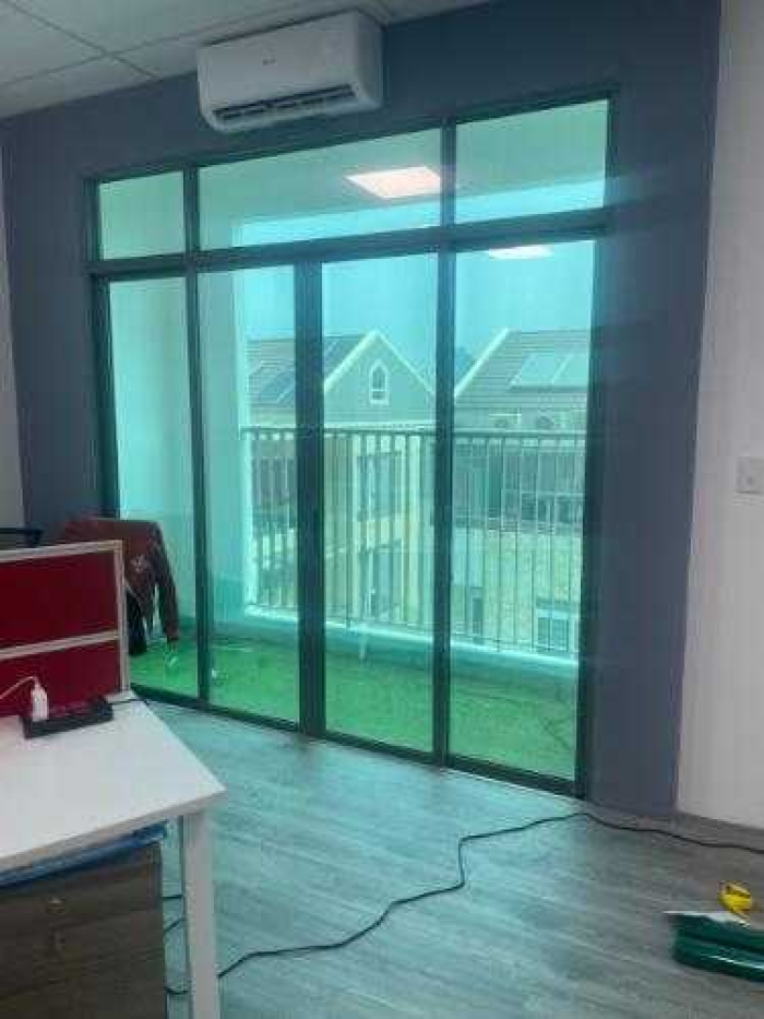 Dán decal kính mờ văn phòng Quận Tân Bình 10
