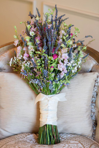 Bó hoa cưới đẹp mê hồn bằng Hoa Lavender 7
