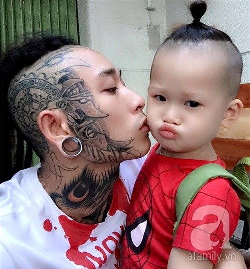 Ông bố xăm trổ đầy mình cưng vợ, thương con, thu nhập 100 triệu/tháng 5