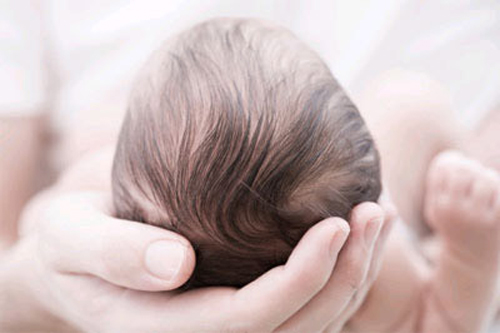 Không nên đội nón che thóp và che đầu cho trẻ sơ sinh