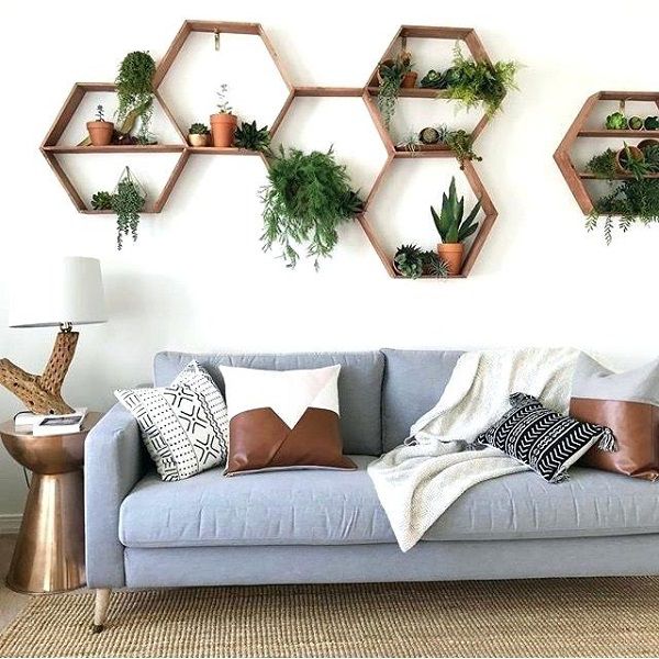 Sử dụng kệ gỗ treo tường cho phòng khách