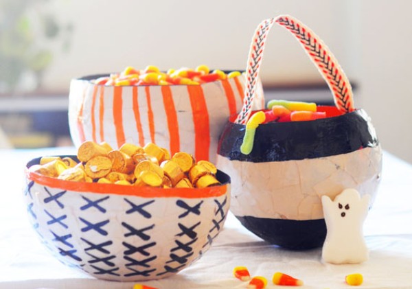 Tận dụng giấy báo cũ để làm vật đựng đồ cực cute trong nhà