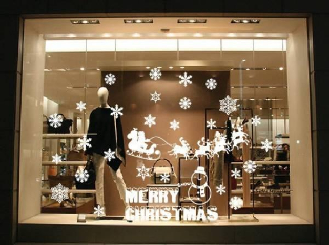 Trang trí noel shop quần áo có lợi ích gì?