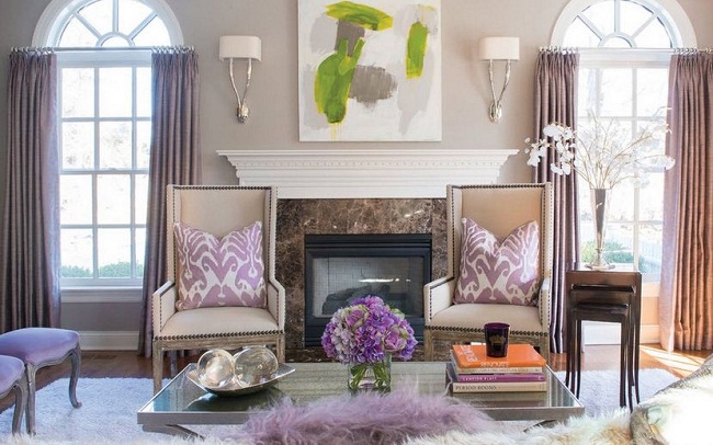 Trang trí phòng khách với màu tím oải hương